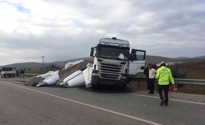 Kula’da kontrolden çıkan tır bariyerlere çarptı