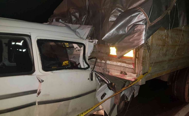 Manisa’da minibüs tıra arkadan çarptı: 2 ölü