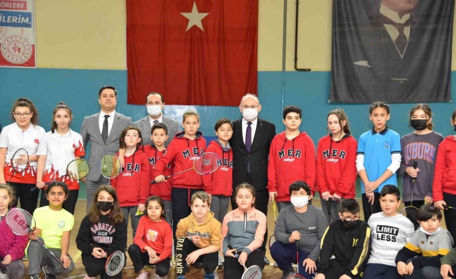 Vali Karadeniz milli sporcularla badminton oynadı