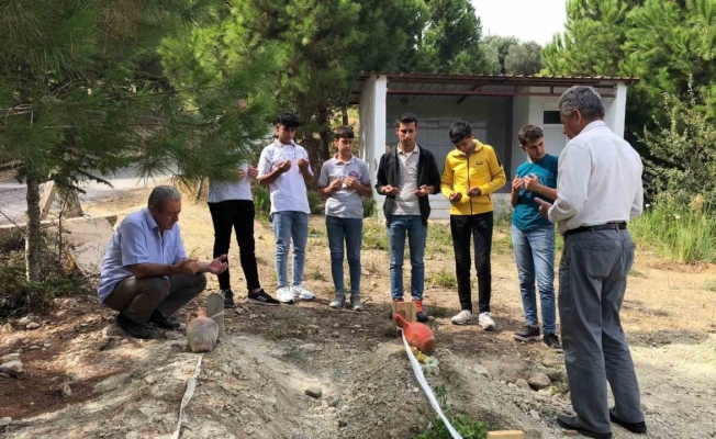 Arkadaşlarının mezarını ziyaret ettiler