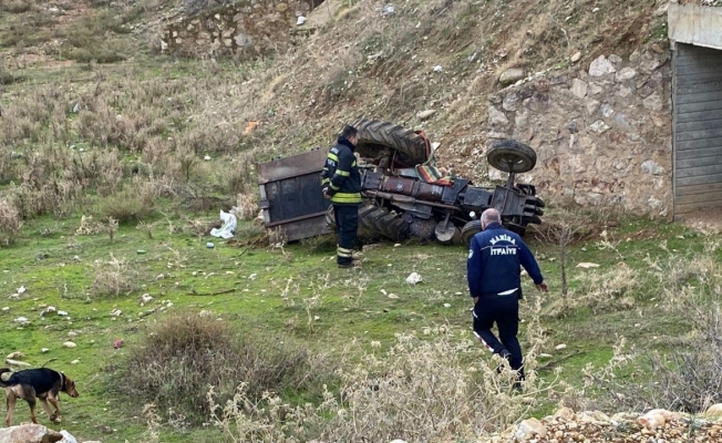 Traktörün altında kalan 3 çocuk annesi kadın hayatını kaybetti