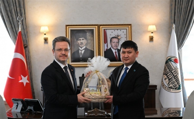 Kazakistan Başkonsolosu Nuriddin Amankul, Vali Ünlü’yü ziyaret etti
