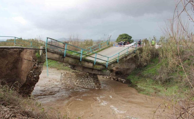 Manisa’da köprü yıkıldı, dere yataklarında heyelan oldu