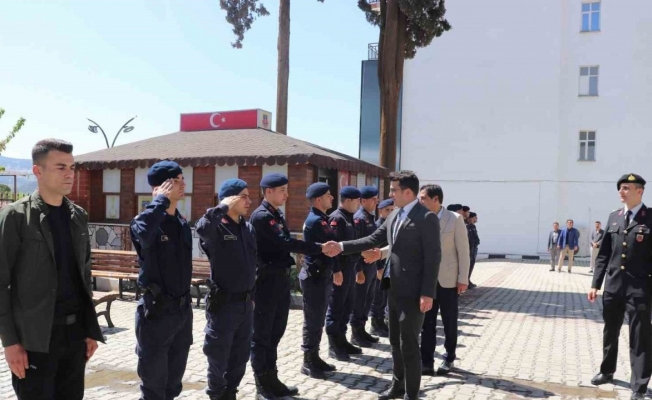 Selendi’de protokol vatandaşlarla bayramlaştı