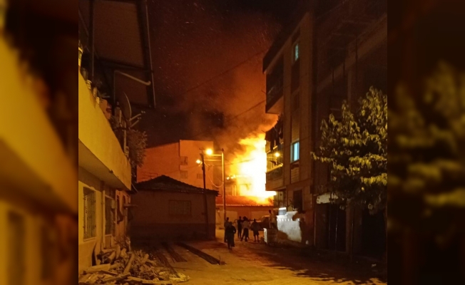 Turgutlu’da metruk binada çıkan yangın korkuttu