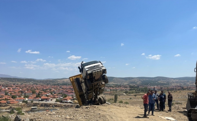 Kula’da moloz boşaltan kamyon havada asılı kaldı