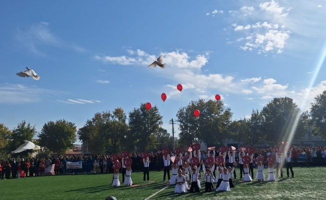 Güvercinler cumhuriyet için havalandı