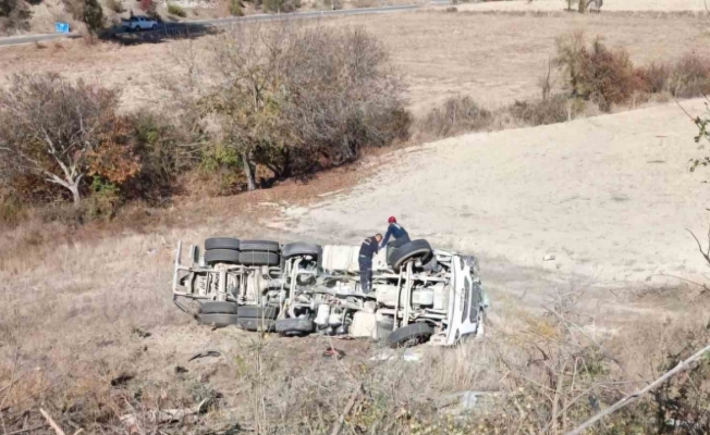 Freni boşalan beton mikseri yoldan çıktı: 1 yaralı