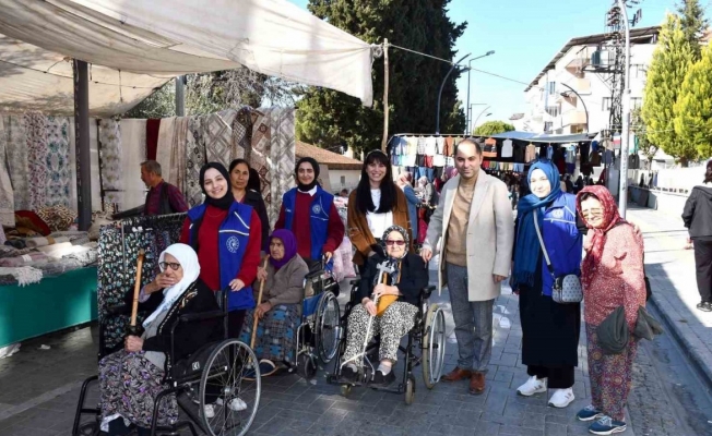 Huzurevi sakinleri gönüllüler eşliğinde pazarda alışveriş yaptı