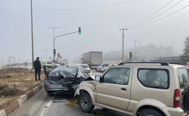 Sisli hava zincirleme kazayı beraberinde getirdi: 2 yaralı