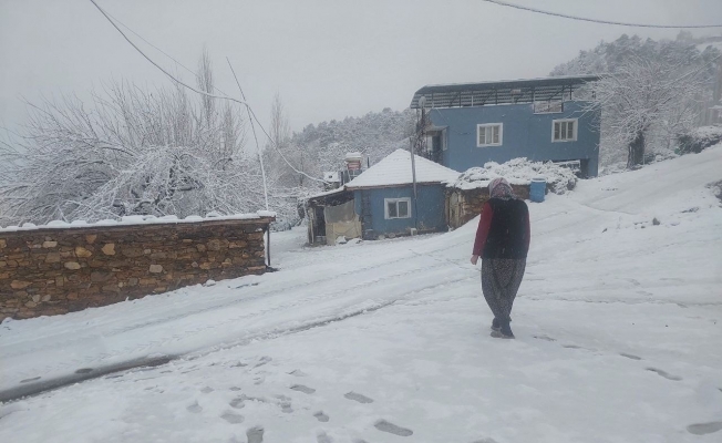 Alaşehir’e mevsimin ilk kar yağışı başladı