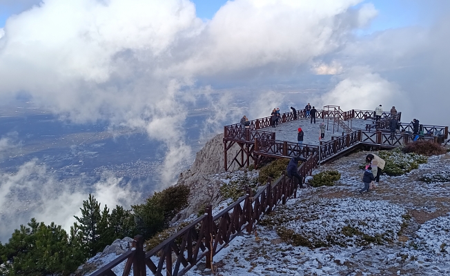 Kar görmek için Spil'in zirvesine çıktılar