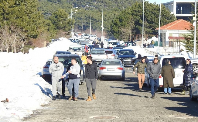 Vatandaşlar karlı Spil Dağı'na akın etti