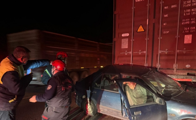 Otomobil, yol kenarındaki tıra çarptı: 2 ağır yaralı