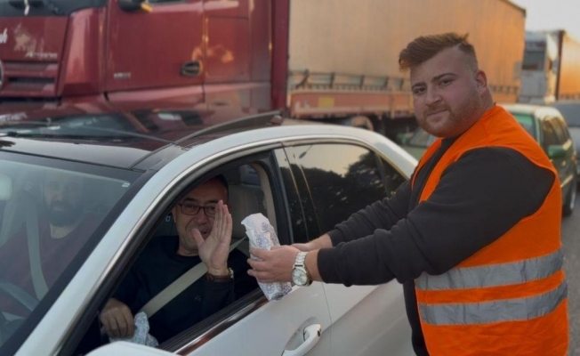 Manisa’da iftara yetişemeyen vatandaşlara AK Partili gençlerden ikram