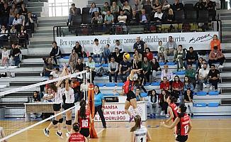 Turgutlu Belediyespor Voleybol Takımı doludizgin ilerliyor