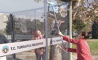 Turgutlu’da zarar gören servis bekleme durakları yenilendi