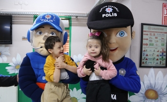 Özel çocuklara, Maskot Kanka Polis süprizi