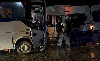 Akhisar’da iki işçi servis çarpıştı: 27 yaralı