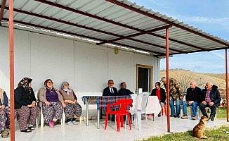 Kaymakam Güngör mahalle sakinlerinin sorunlarını dinliyor